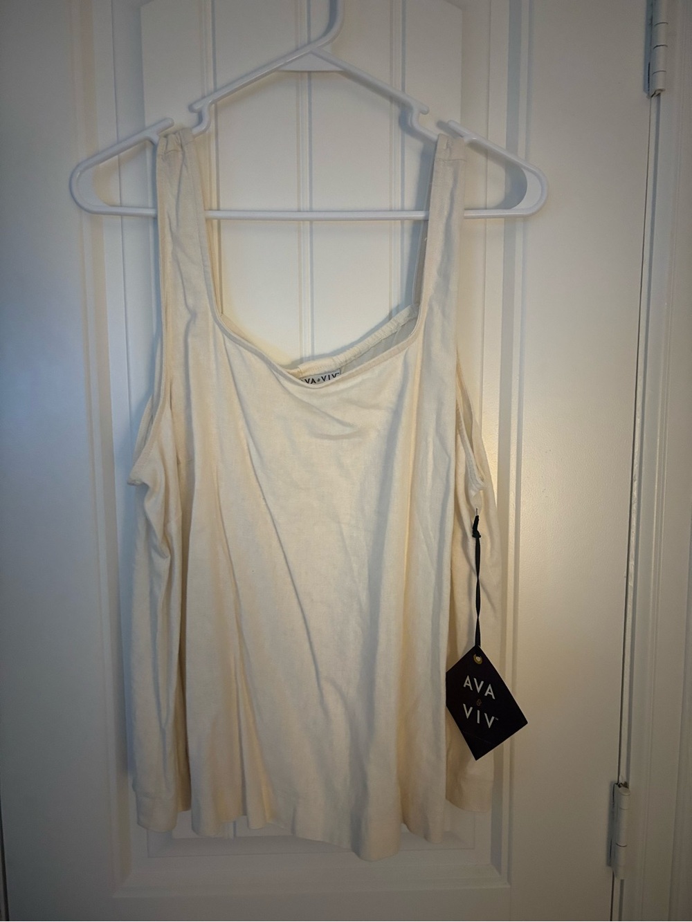 Ava & Viv Cream Scoop Neck Tank Top